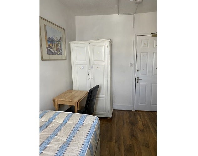Room Chiswick High Road in Greater London