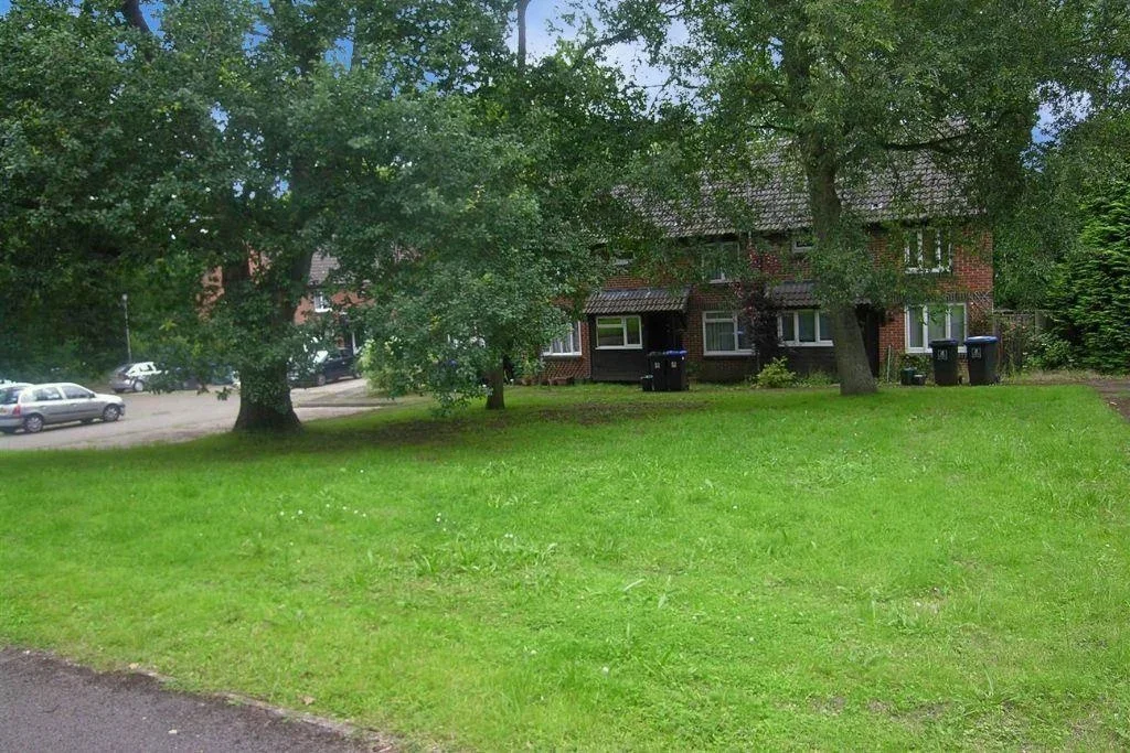 House Overthorpe Close in Woking