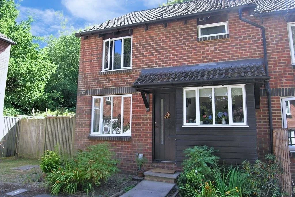 House Overthorpe Close in Woking