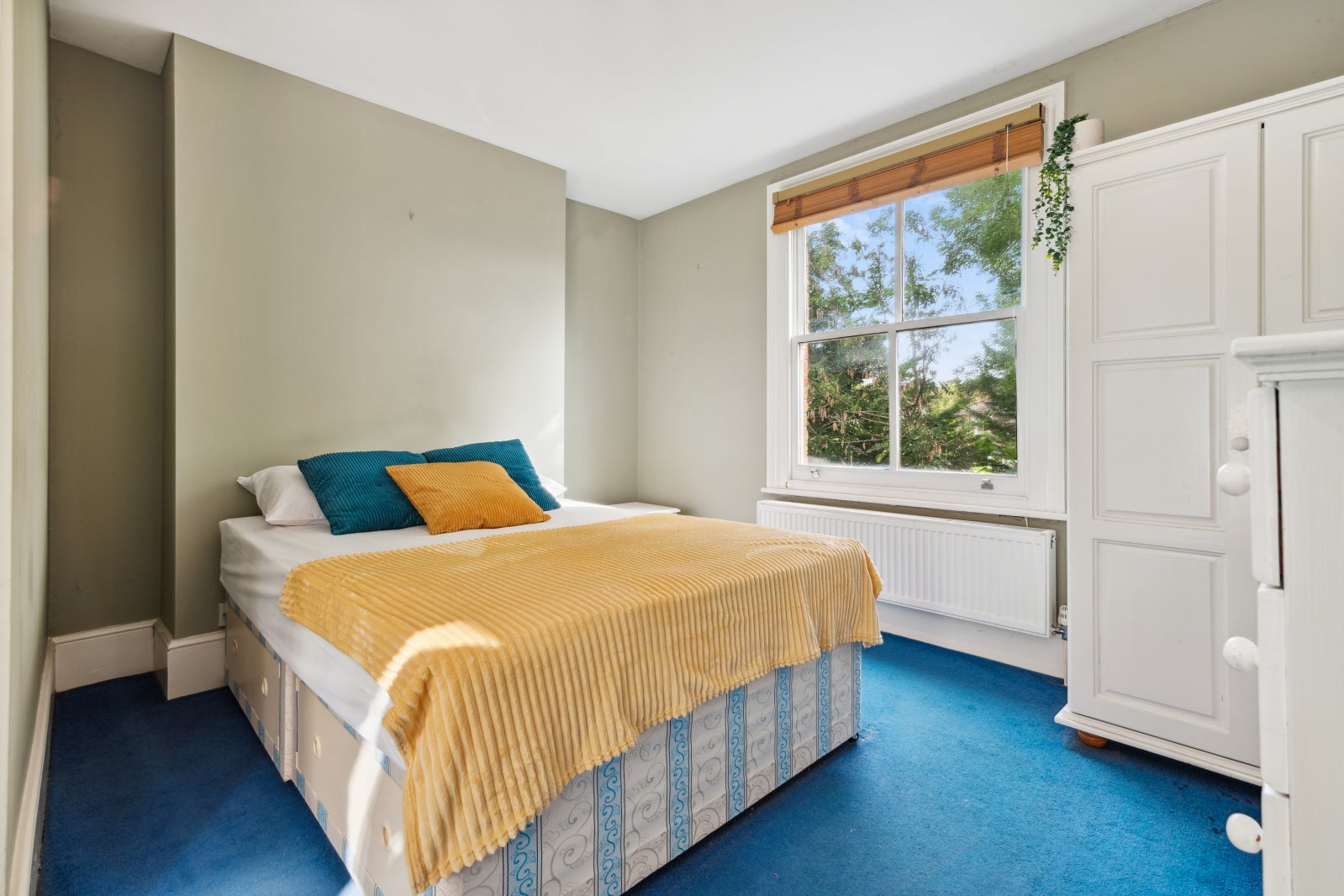 Flat Bedford Hill in Greater London
