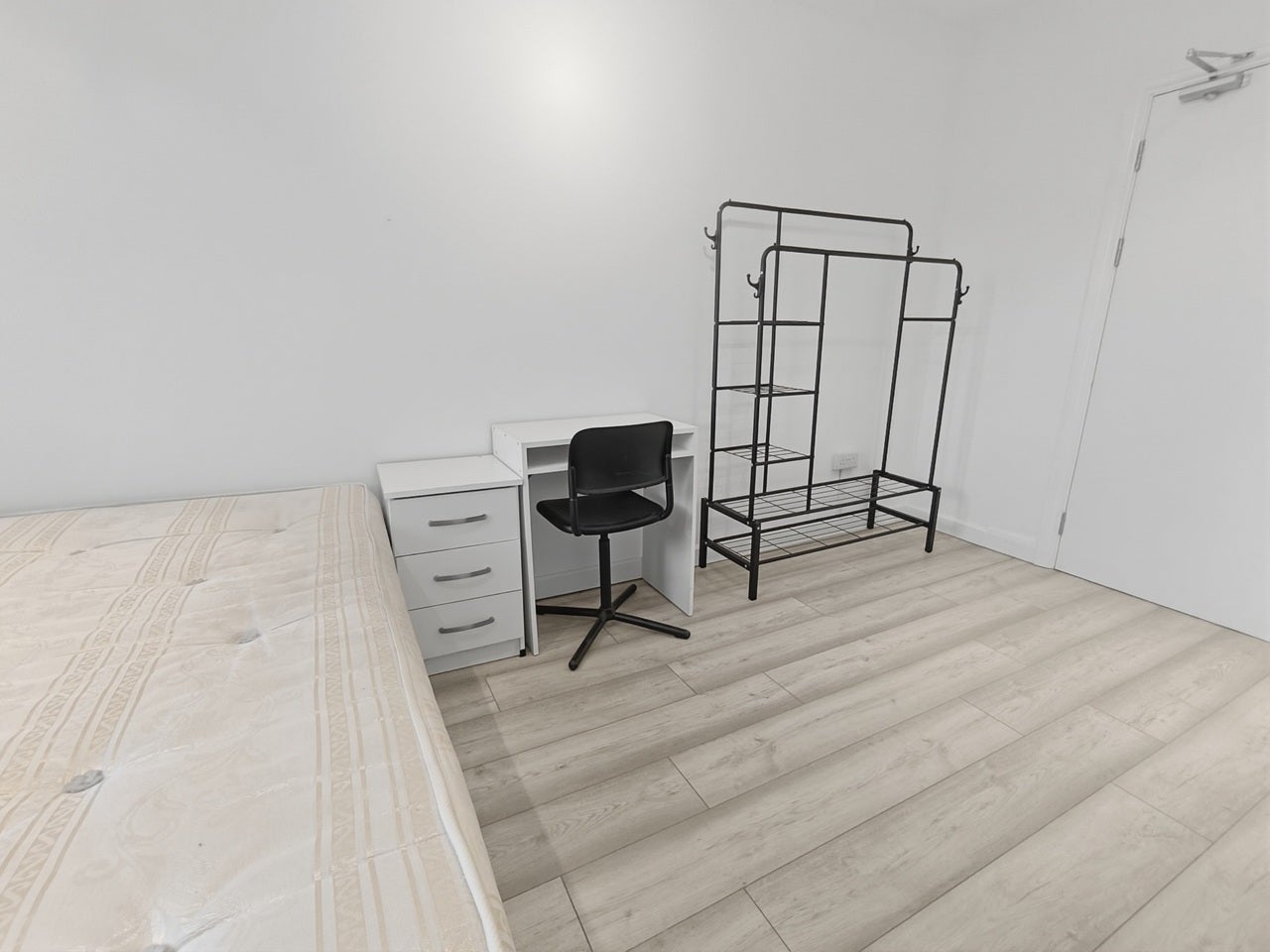 Room Ansell Road in Greater London