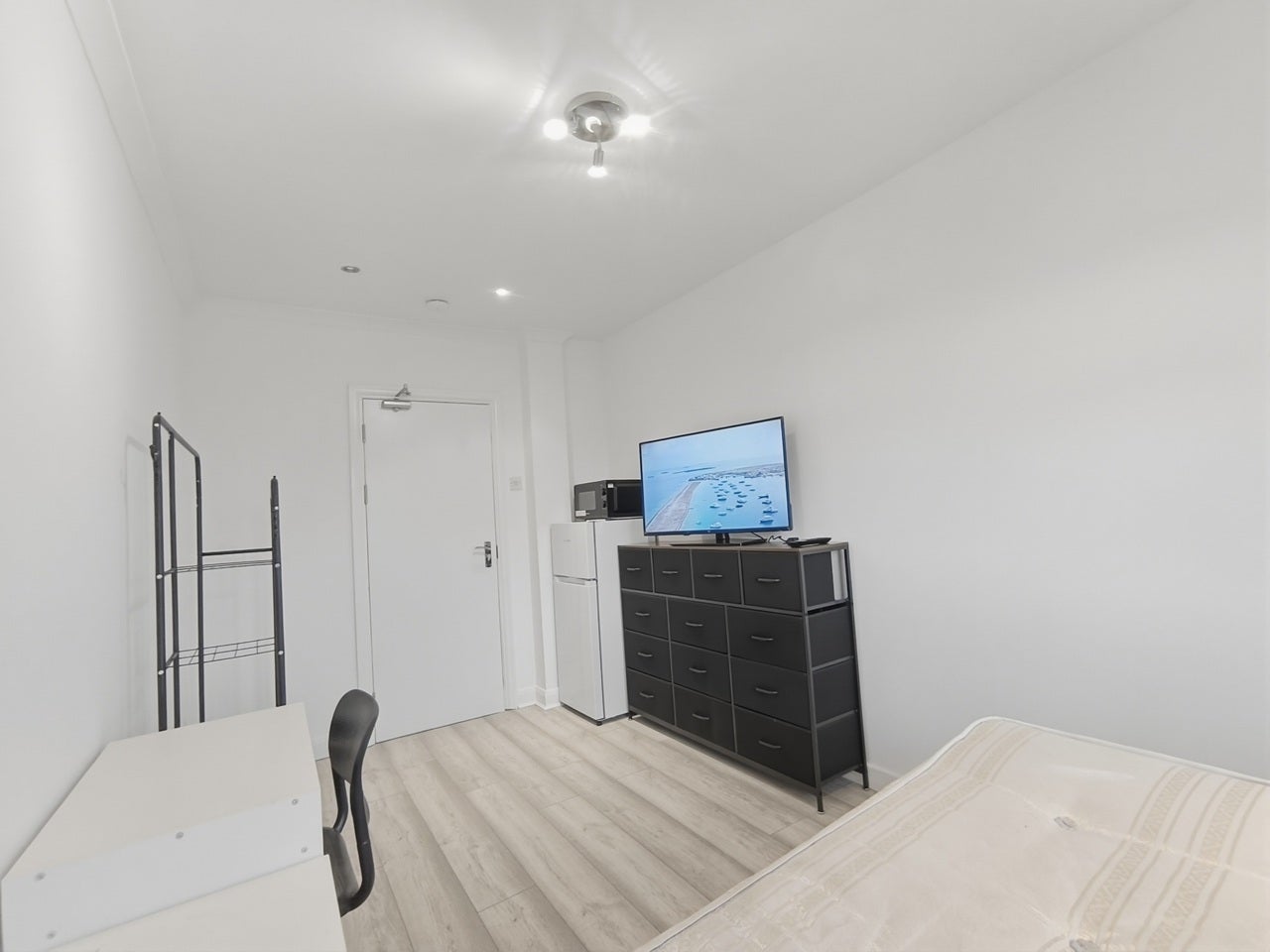Room Ansell Road in Greater London