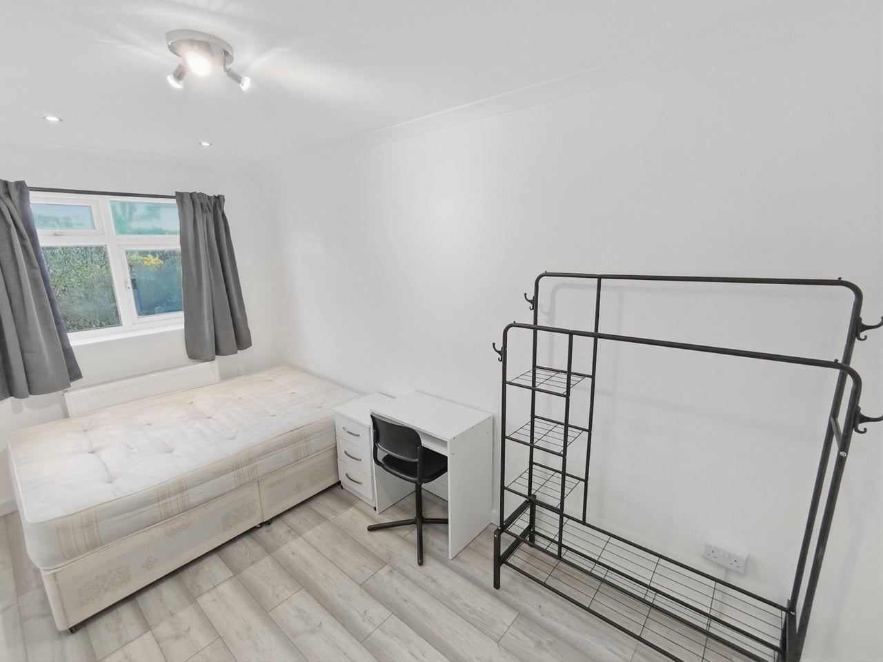 Room Ansell Road in Greater London