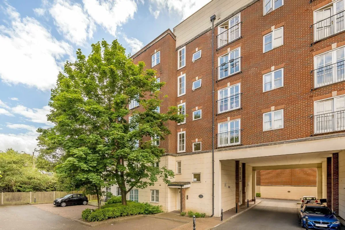 Flat Lordship Lane in Greater London