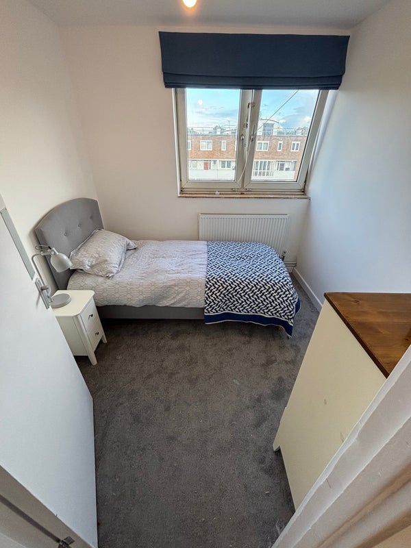 Room Deeley Road in Greater London