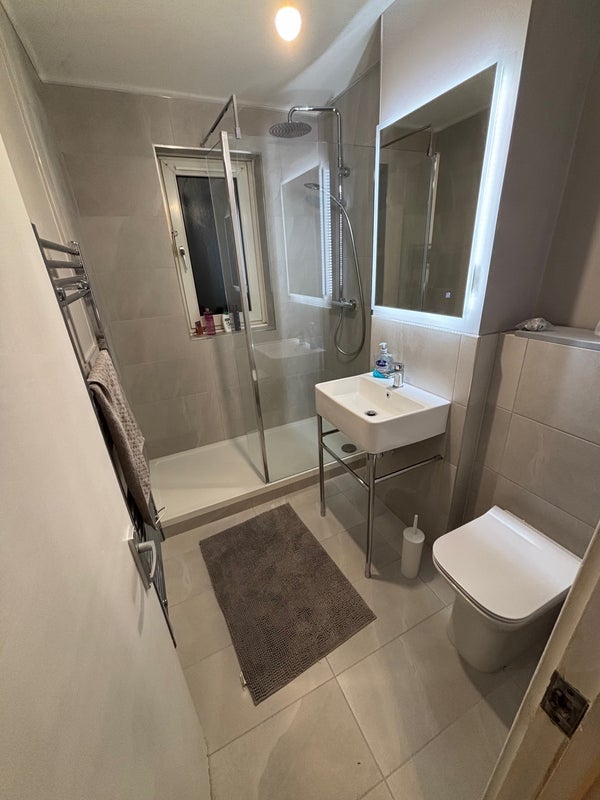 Room Deeley Road in Greater London