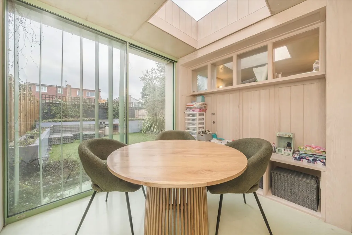 House Goldsmith Avenue in Greater London