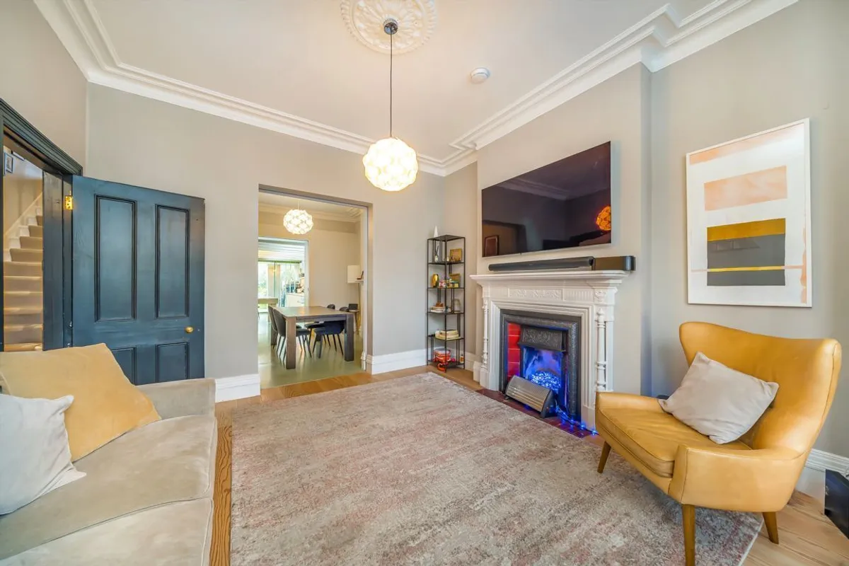 House Goldsmith Avenue in Greater London