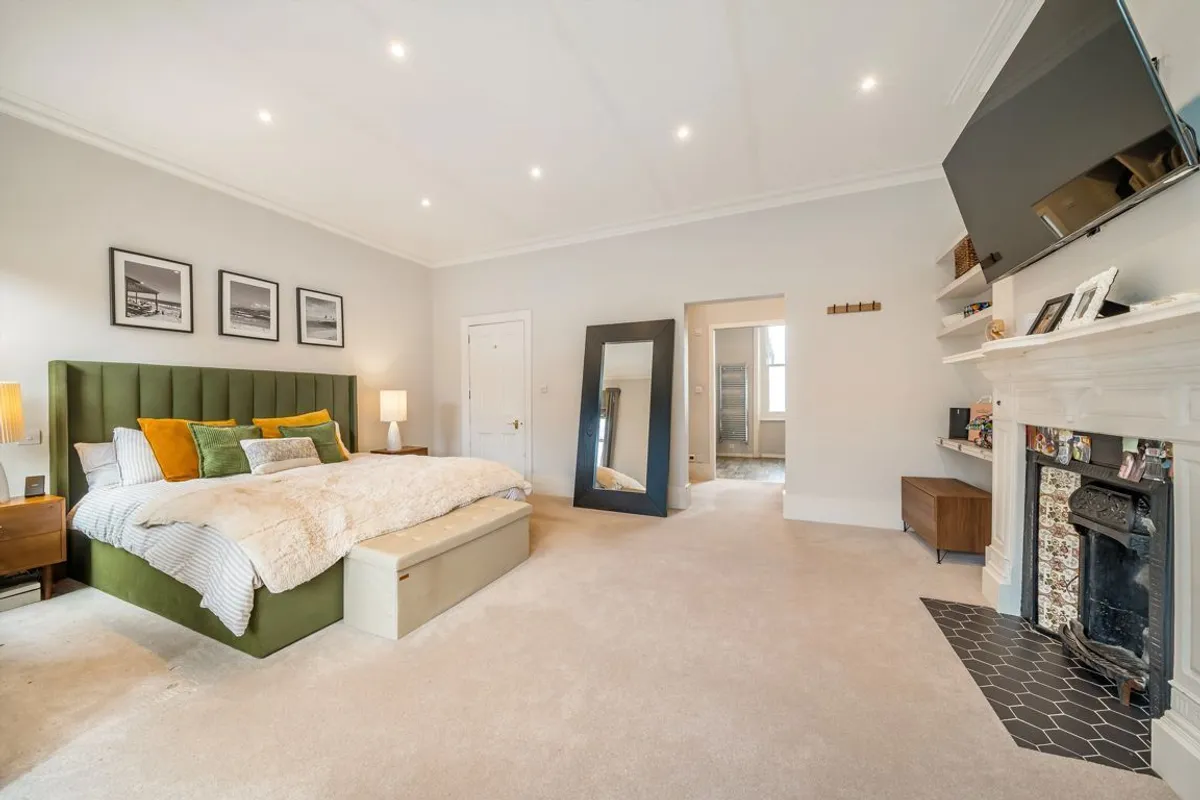 House Goldsmith Avenue in Greater London