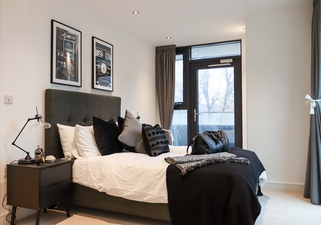 Flat Montrose Crescent in Greater London
