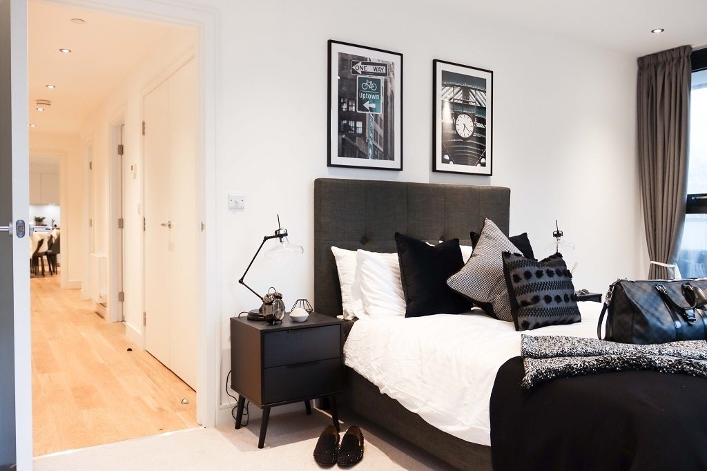 Flat Montrose Crescent in Greater London