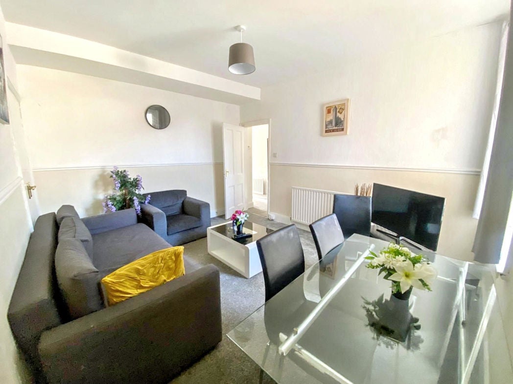 Flat Carlton Terrace in Newsham