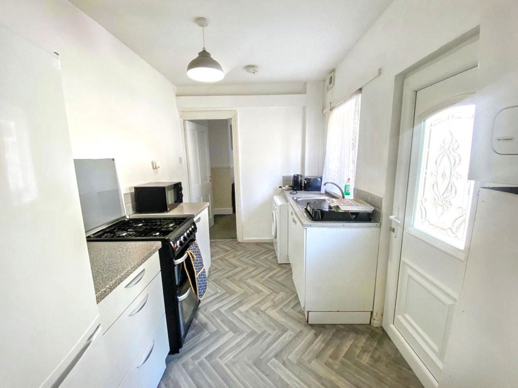 Flat Carlton Terrace in Newsham