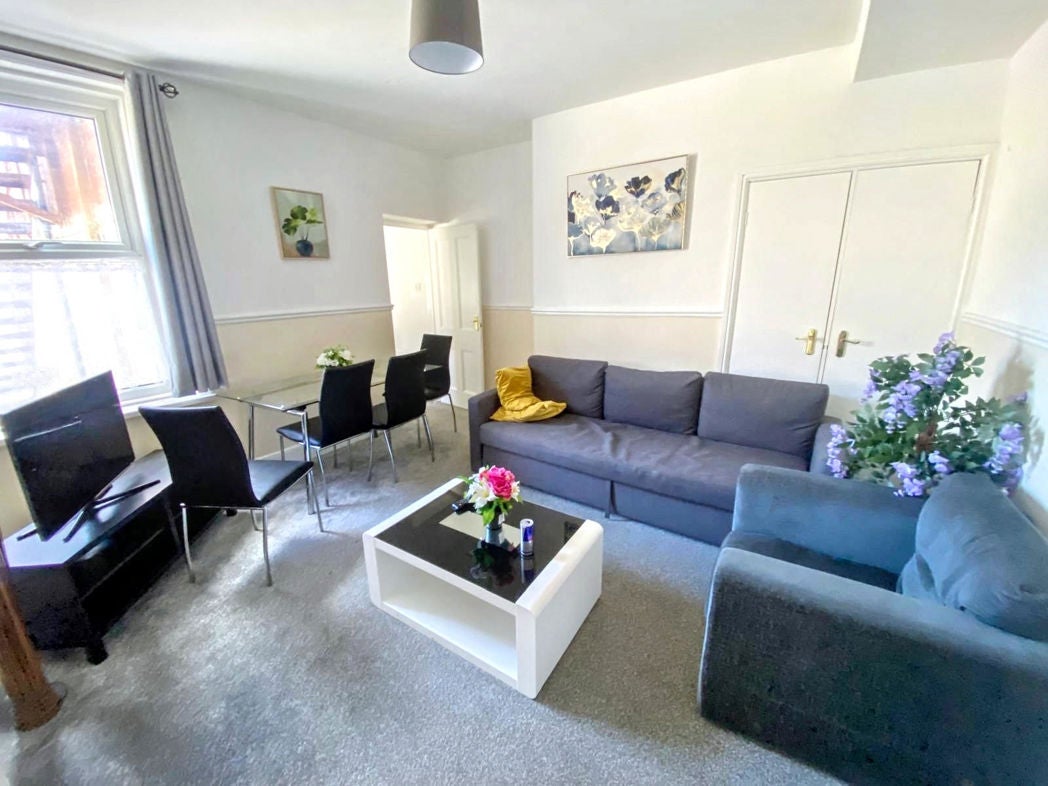 Flat Carlton Terrace in Newsham