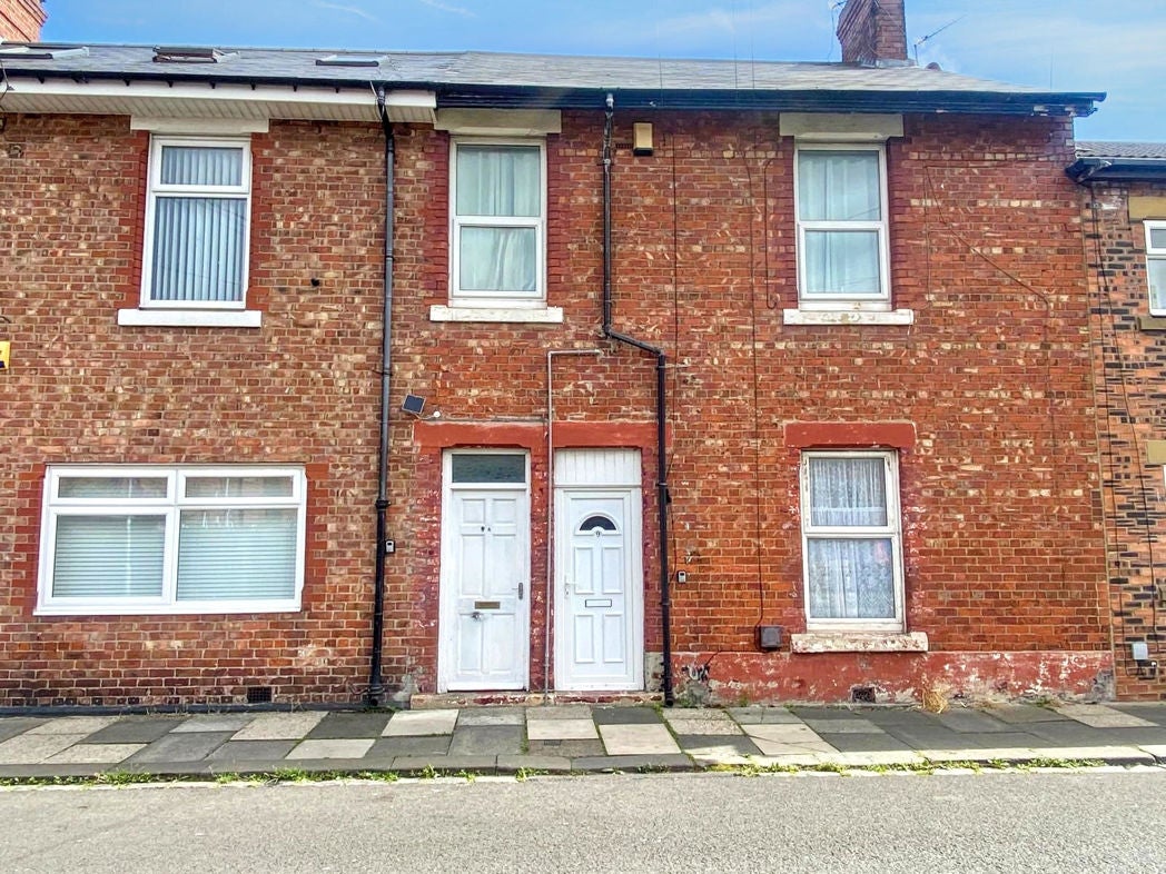 Flat Carlton Terrace in Newsham