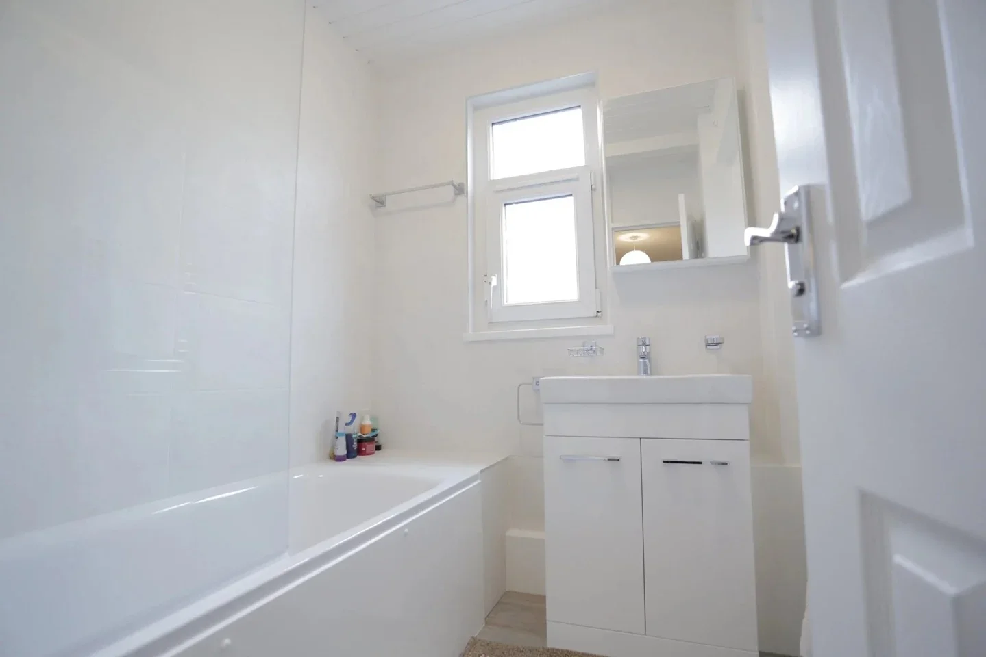 Room Pitsea Street in Greater London