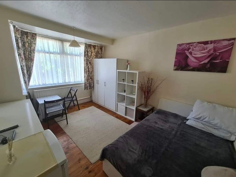 Room Knebworth Avenue in Greater London