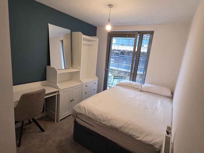 Room Daneland Walk in Greater London