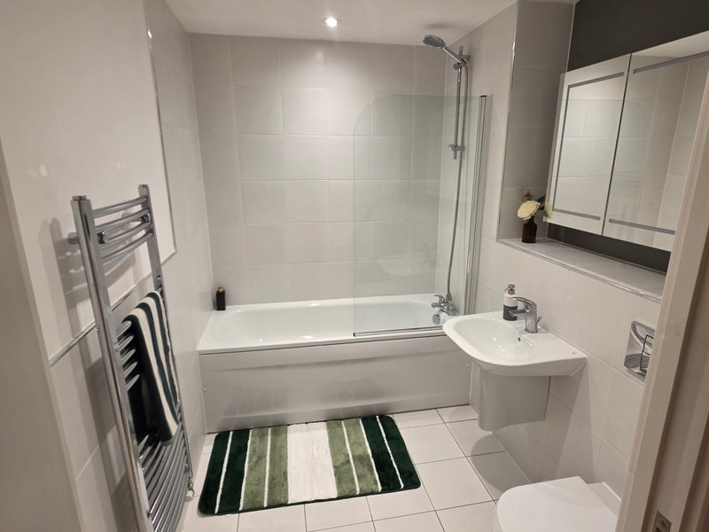 Room Daneland Walk in Greater London