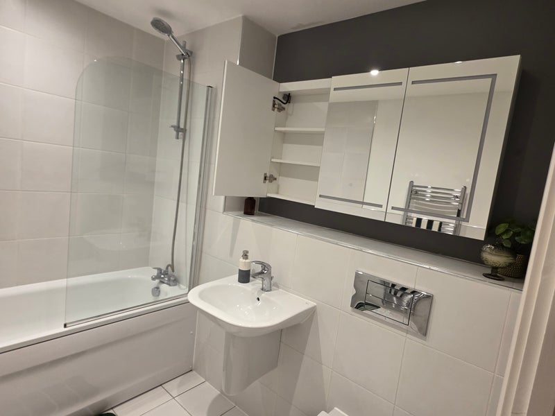 Room Daneland Walk in Greater London