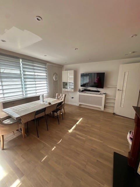 Flat Hopton Road in Greater London