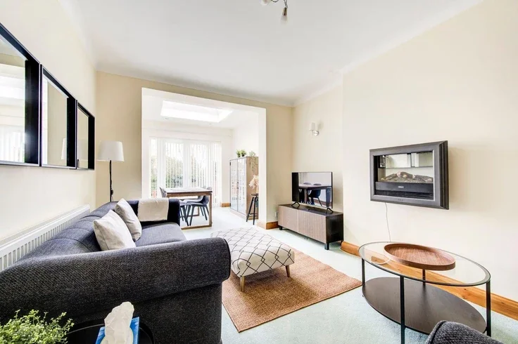 House Whitton Avenue East in Greater London