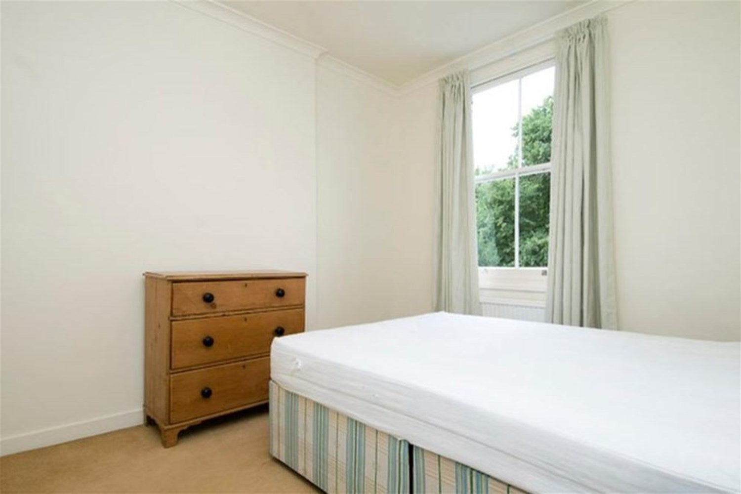 Flat Ifield Road in Greater London