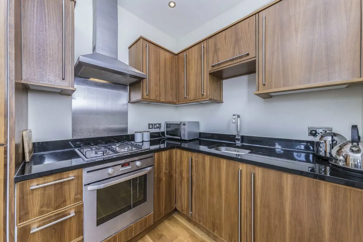 Flat Summerley Street in Greater London