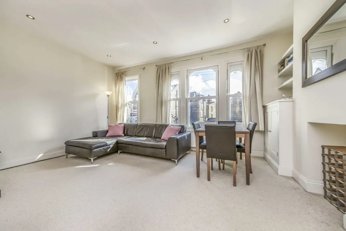 Flat Summerley Street in Greater London