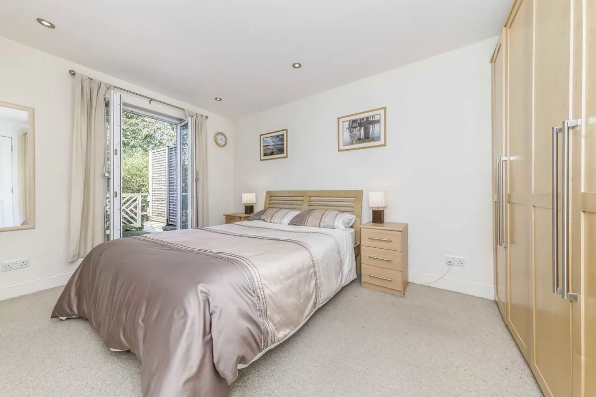 Flat Summerley Street in Greater London
