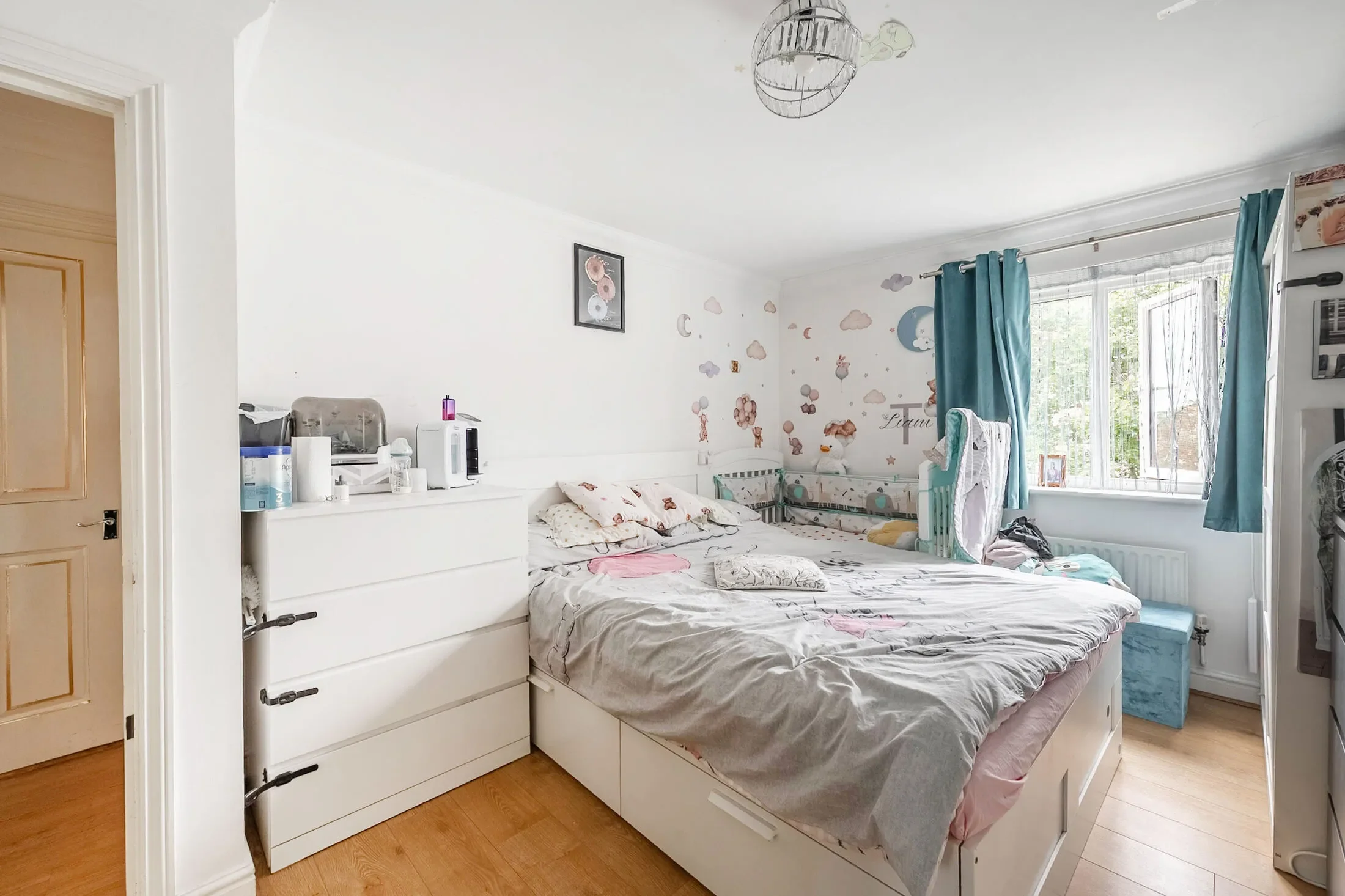 Flat Fentiman Way in Greater London