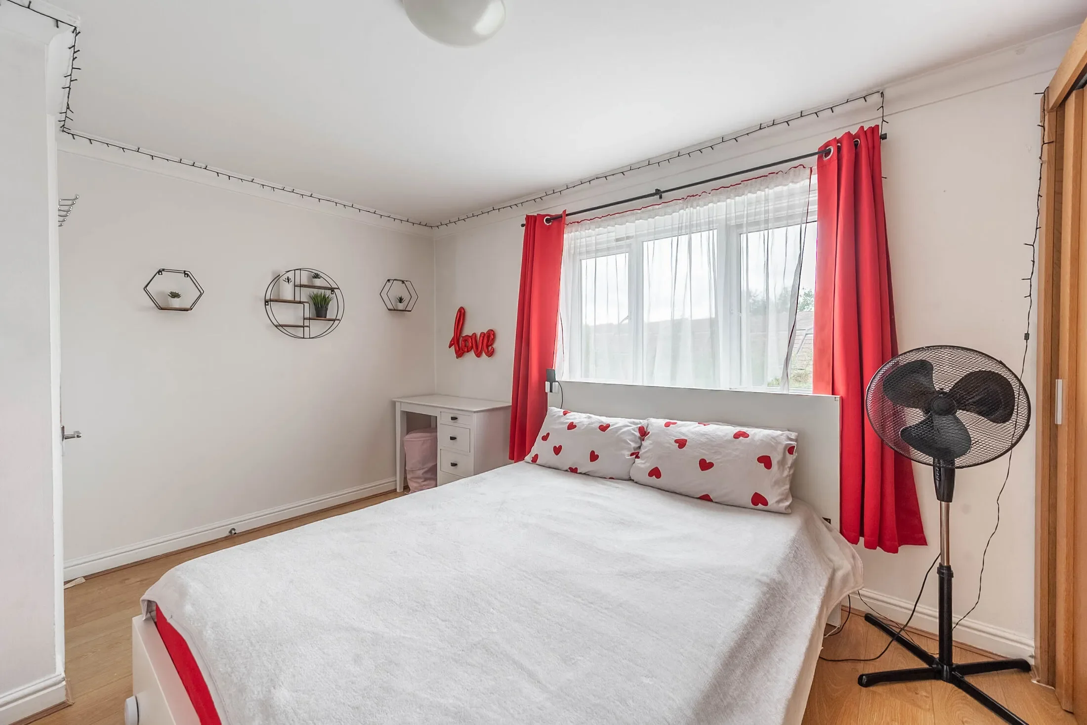 Flat Fentiman Way in Greater London