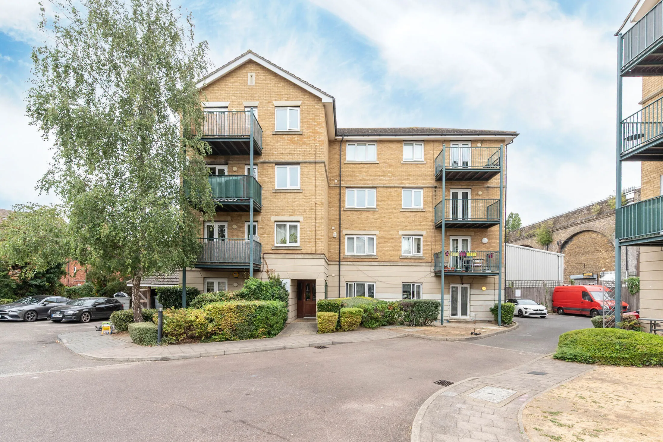 Flat Fentiman Way in Greater London