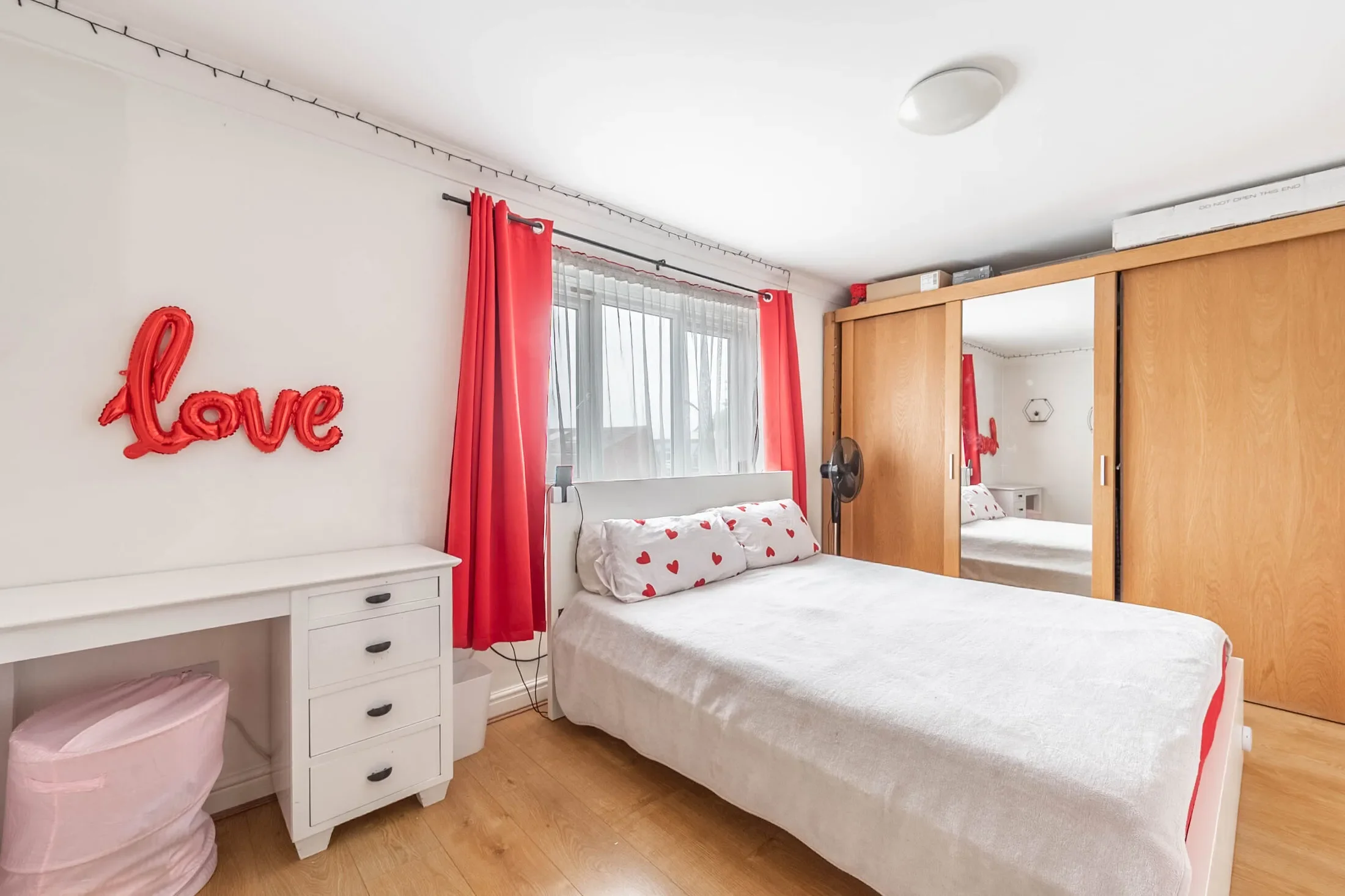 Flat Fentiman Way in Greater London