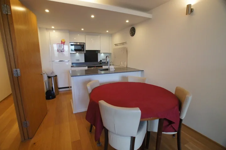Flat Barlby Road in Greater London