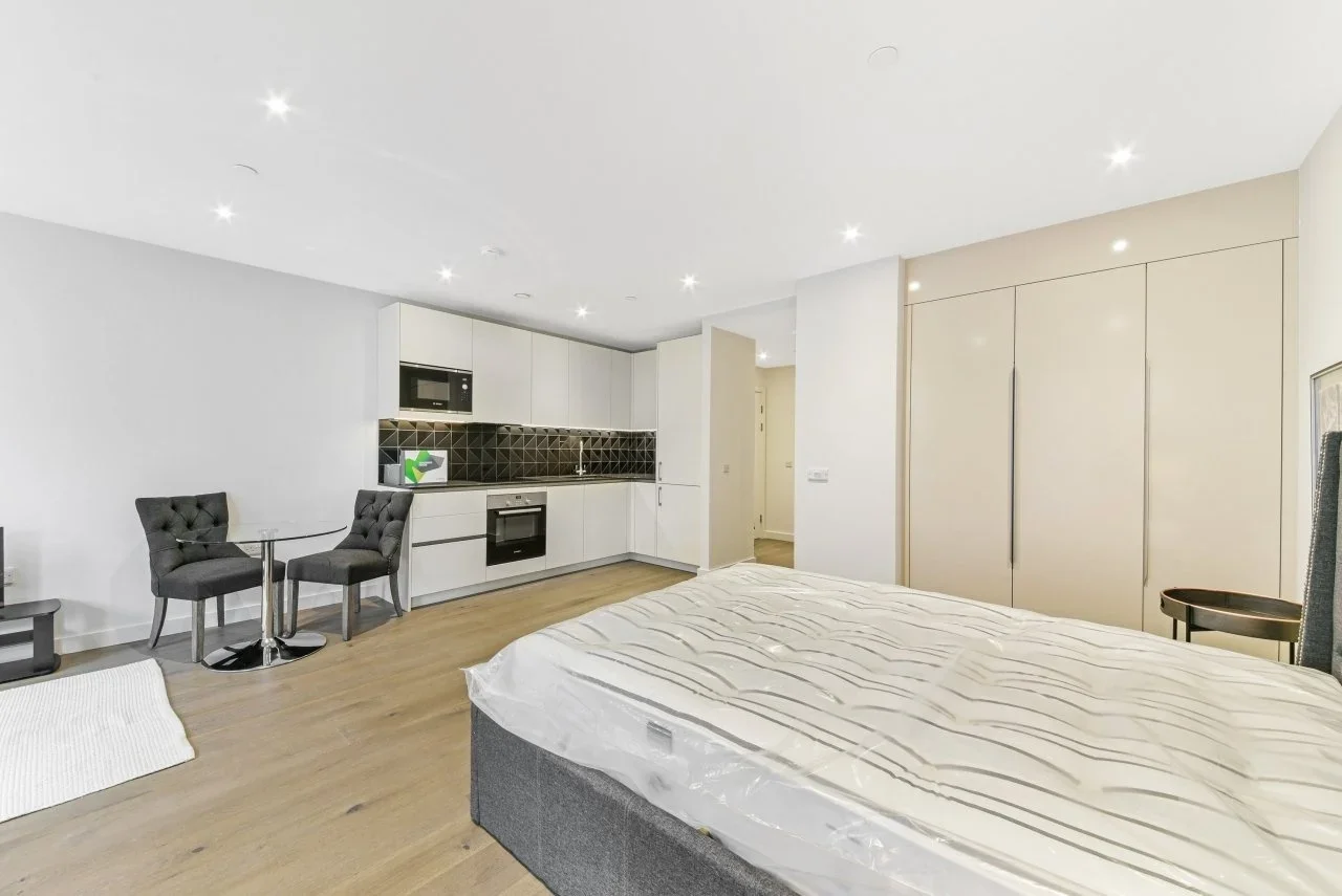 Flat Deacon Street in Greater London