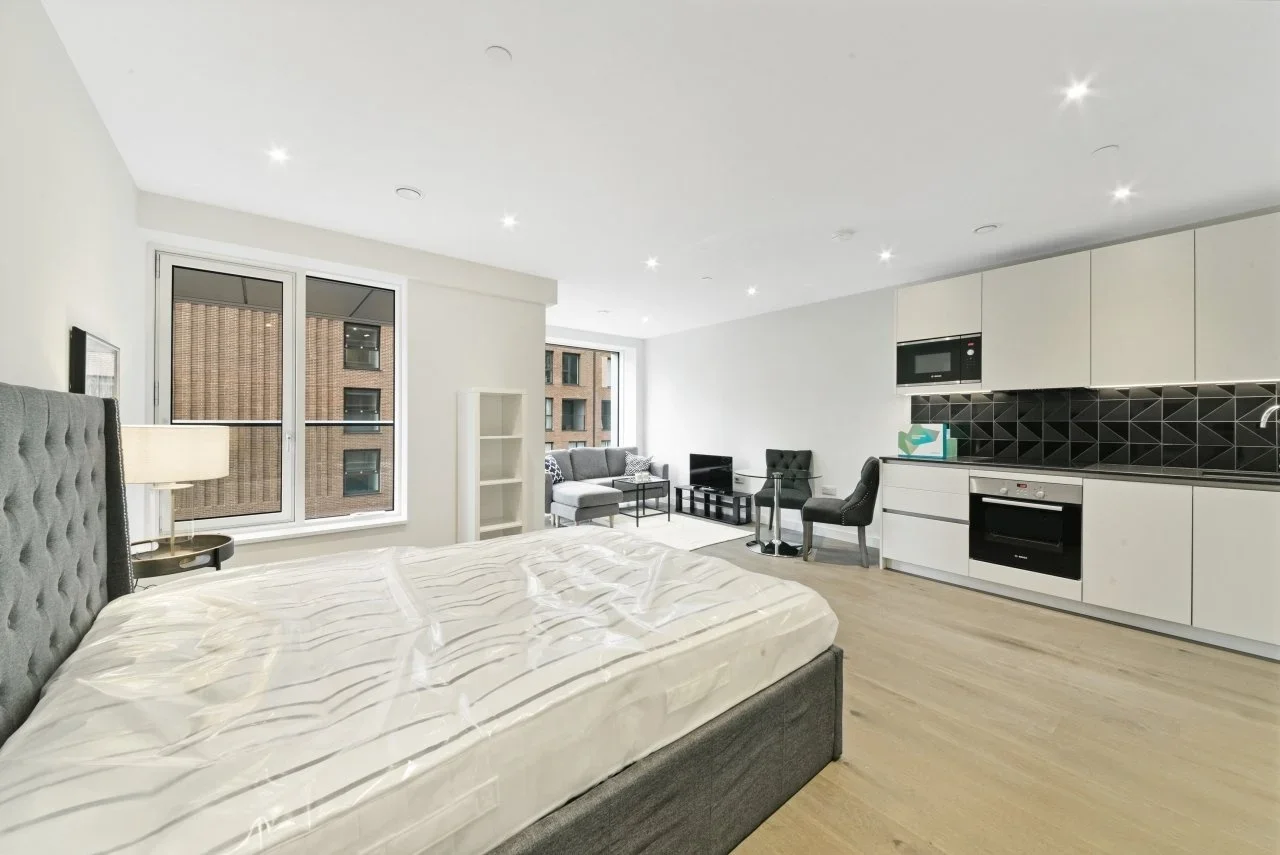 Flat Deacon Street in Greater London