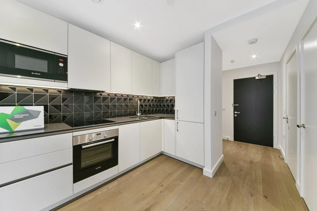 Flat Deacon Street in Greater London