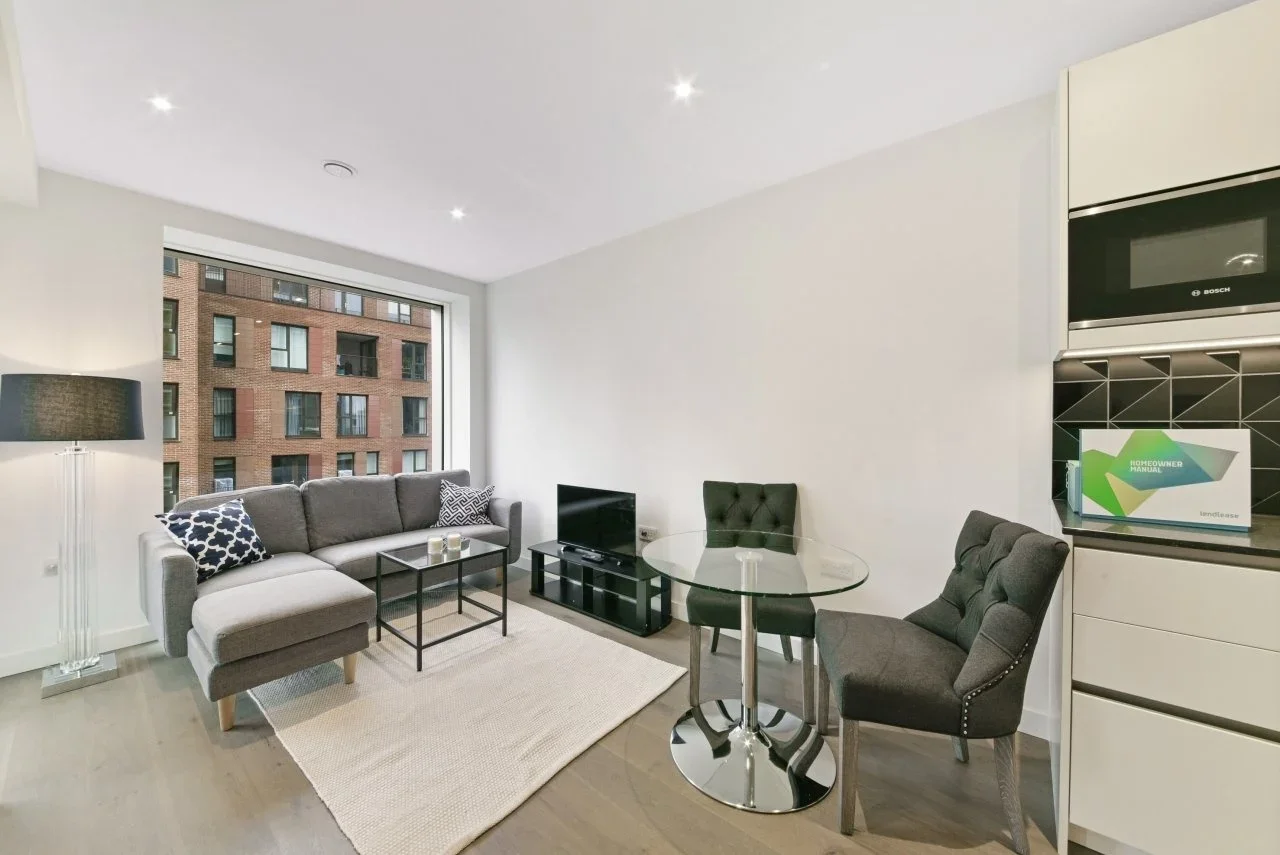 Flat Deacon Street in Greater London