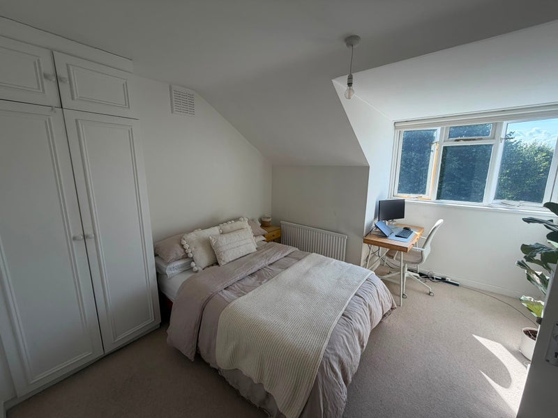 Flat Elsynge Road in Greater London