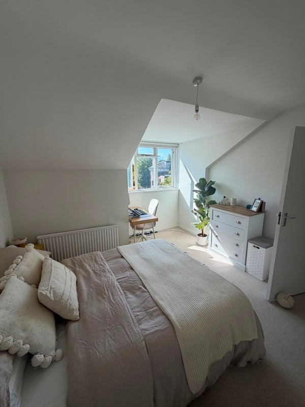 Flat Elsynge Road in Greater London
