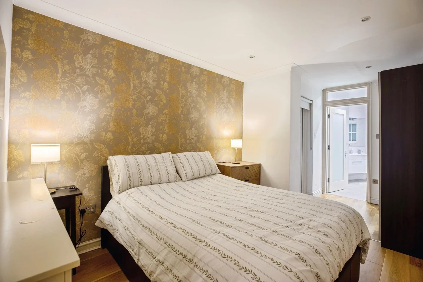 Flat Eardley Crescent in Greater London