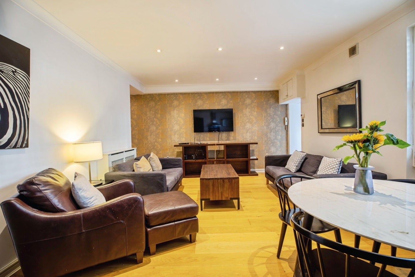 Flat Eardley Crescent in Greater London