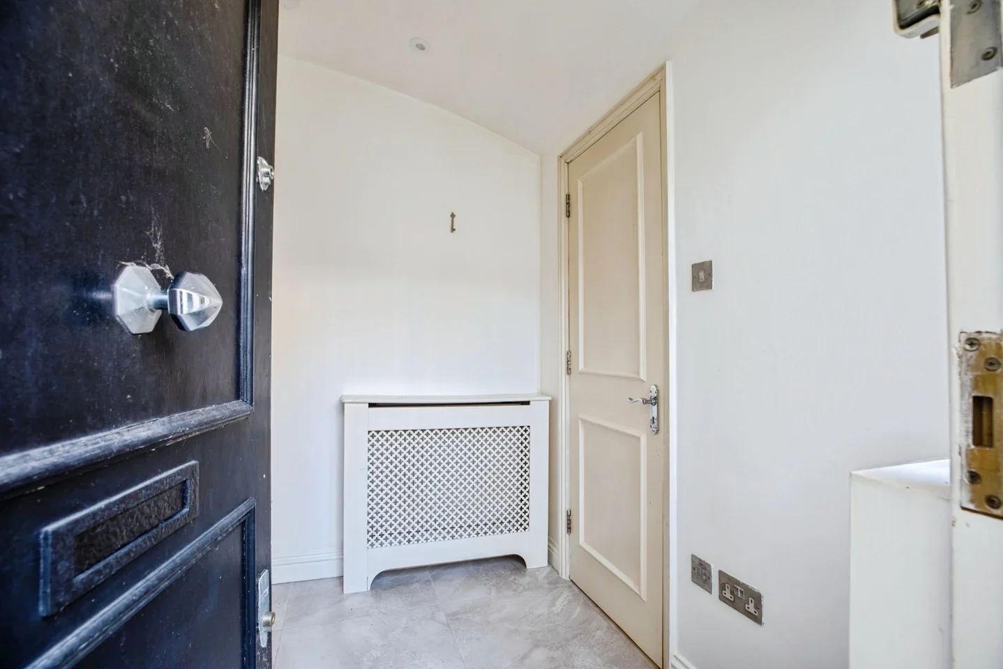 Flat Eardley Crescent in Greater London