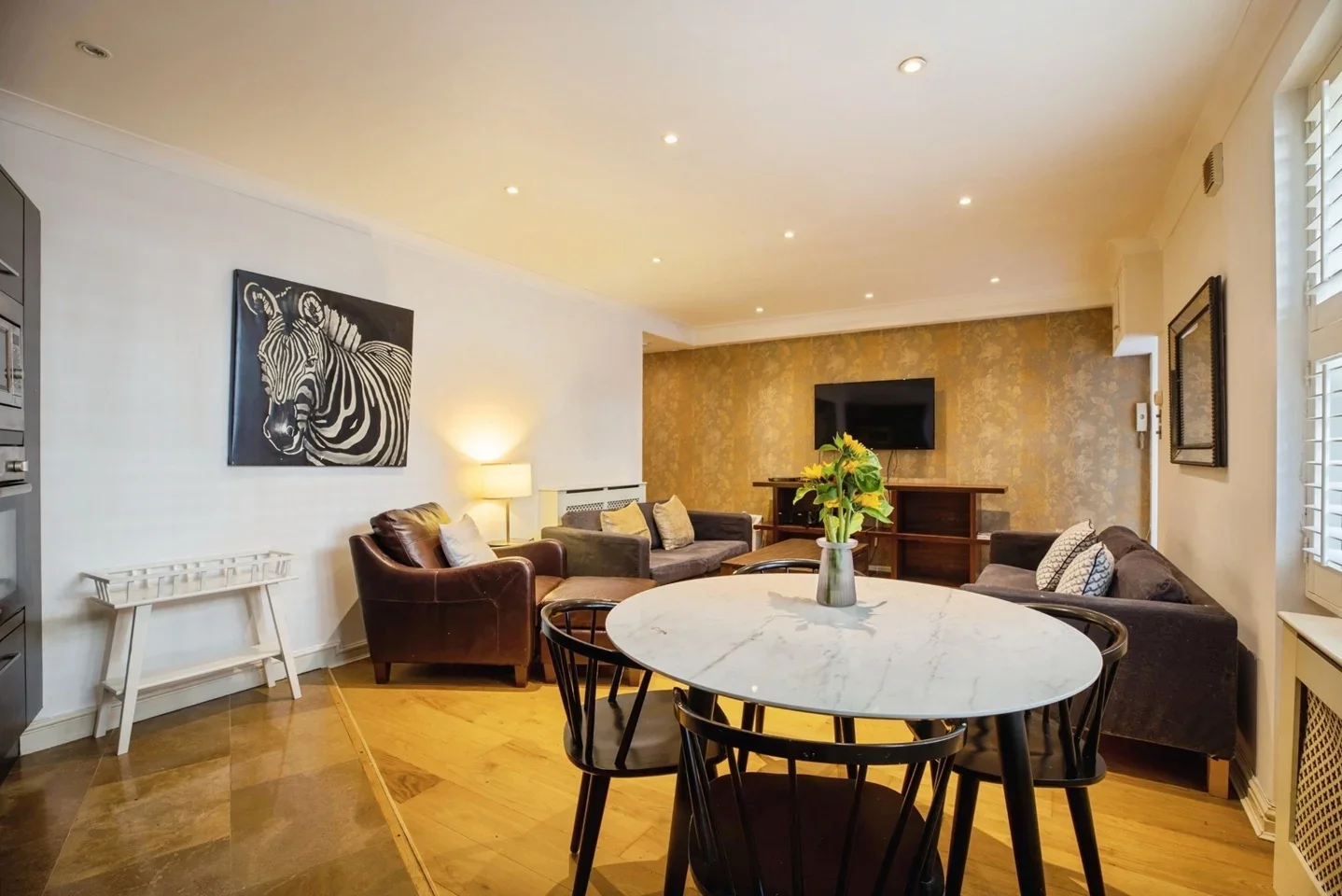 Flat Eardley Crescent in Greater London