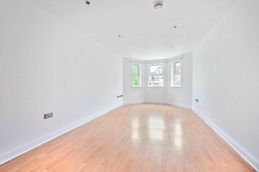 Flat Heathcote Road in Surrey Heath