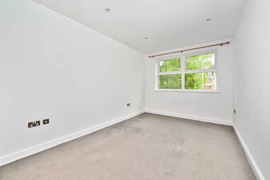 Flat Heathcote Road in Surrey Heath