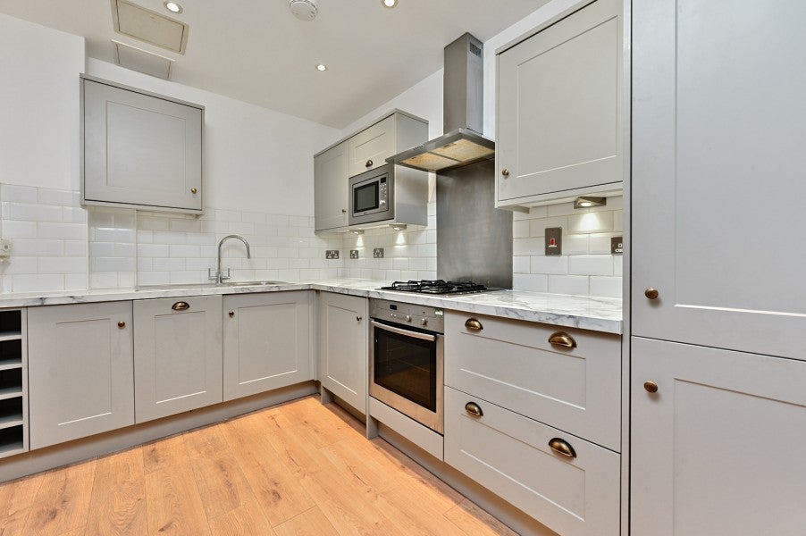 Flat Heathcote Road in Surrey Heath