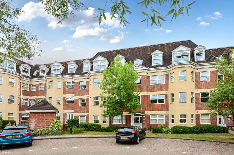 Flat Heathcote Road in Surrey Heath