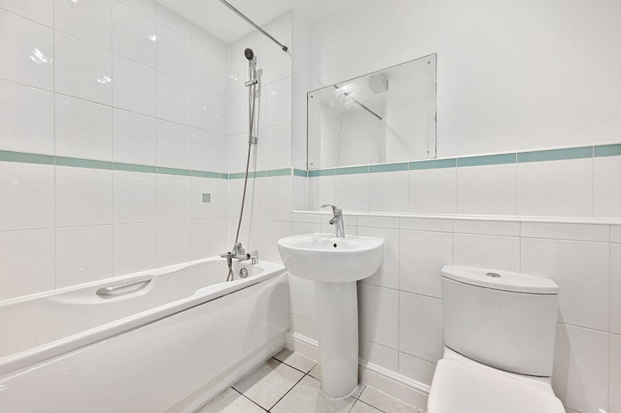 Flat Heathcote Road in Surrey Heath
